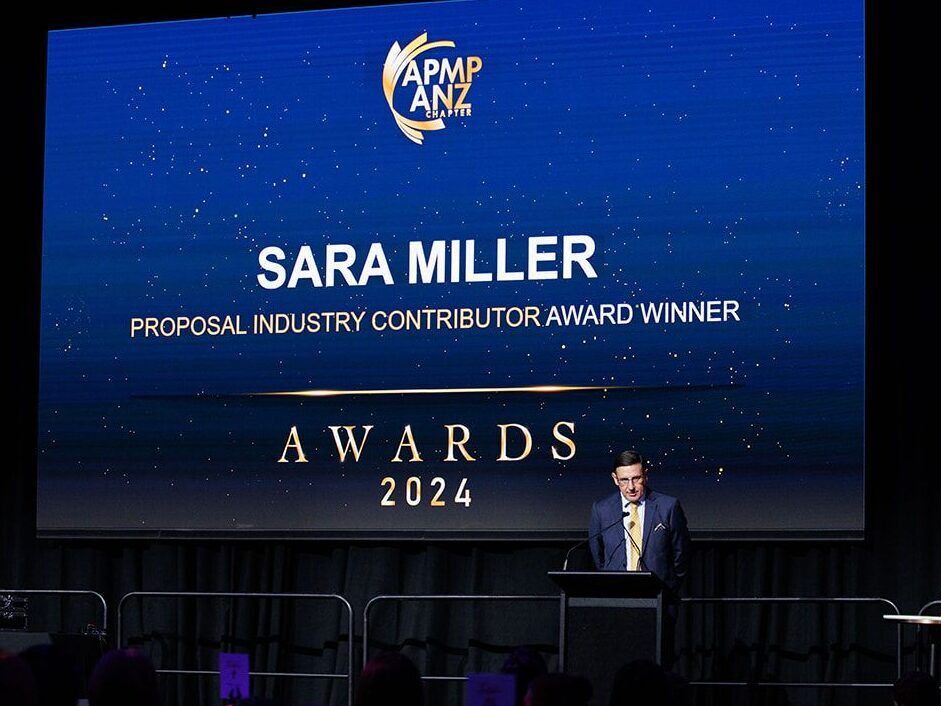 BidWrite CEO Nigel Dennis announcing Sara Miller as the winner of the APMP Proposal Industry Contributor Award